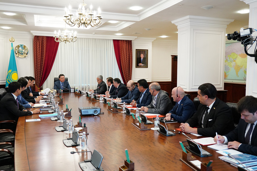 ÚKİMET BASSHYSY ASQAR MAMIN TÚRKIANYŃ İSKERLERİMEN KEZDESTİ