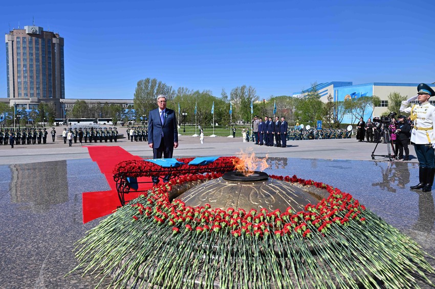 Мемлекет басшысы қазақстандықтарды Жеңіс күнімен құттықтады