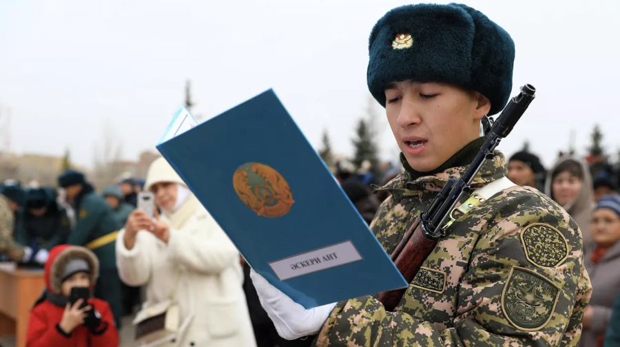 1 myńǵa jýyq ofıser áskerı qyzmetke shaqyrylady