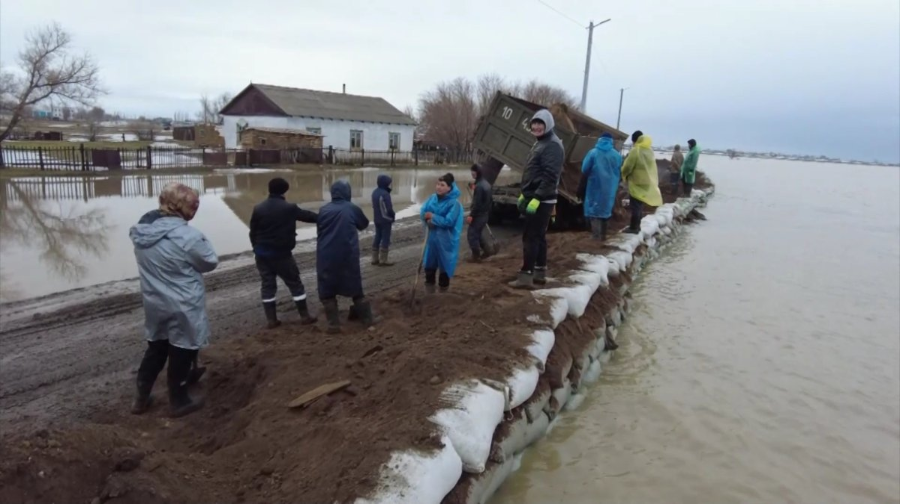 سۋ تاسقىنى: ەل تۇرعىندارى زارداپ شەككەندەرگە گۋمانيتارلىق كومەك جيناۋدا