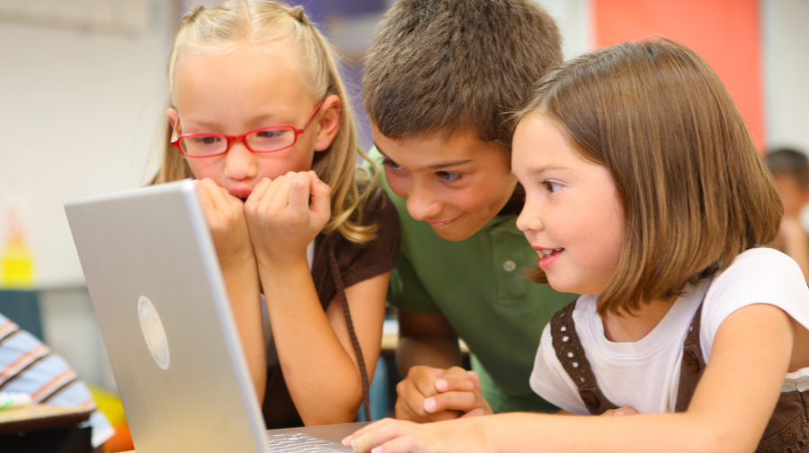 Ekran aldyndaǵy urpaq: kontent qaıda jeteleıdi?