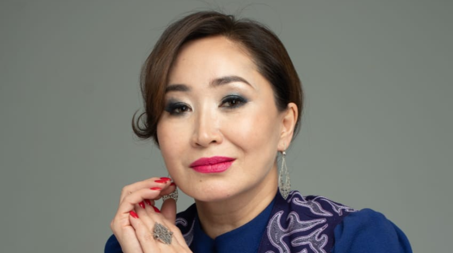 رامىزگە قۇرمەت تۋدى ءسۇيىپ، ءانۇراندى تىك تۇرىپ شىرقاۋمەن شەكتەلمەي